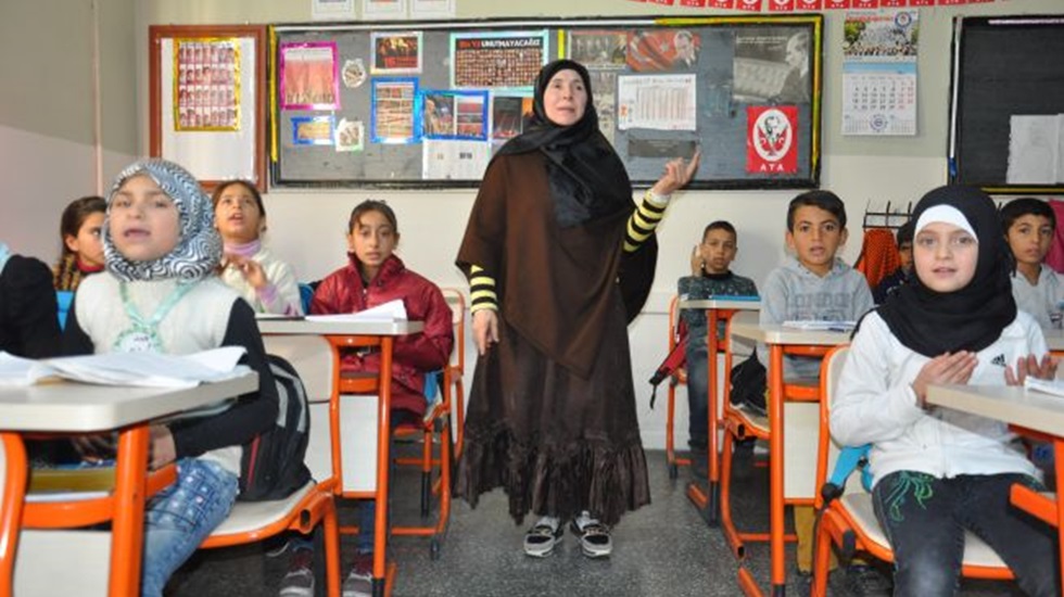 Suriyeli öğretmenlere kimlik kartları veriliyor