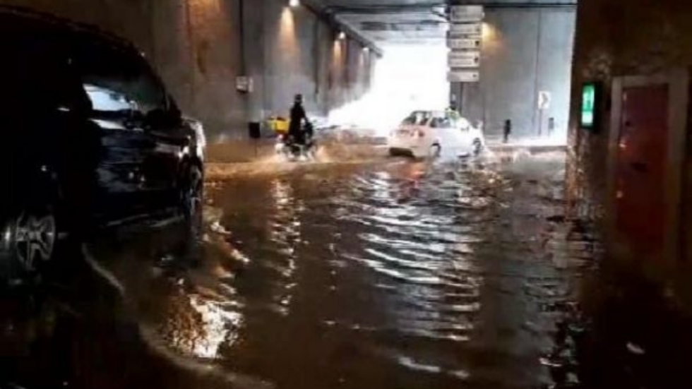 İstanbul’dan yağış manzaraları: Taksim Tüneli’ni su bastı!