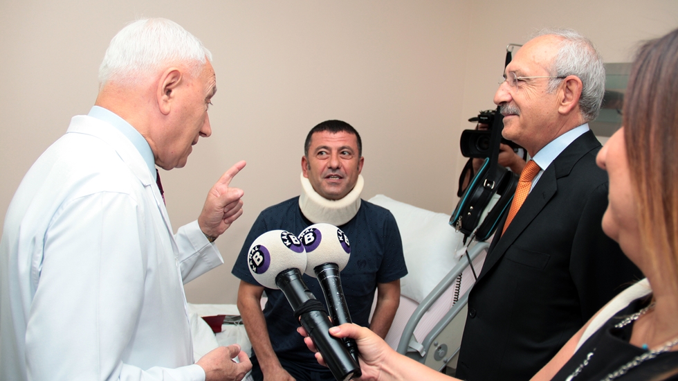 Kılıçdaroğlu Veli Ağbaba’yı tadavi gördüğü hastanede ziyaret etti