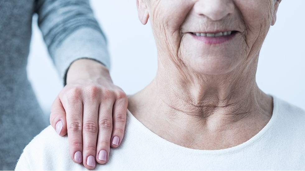 Alzheimer hastasına bakan kişide depresyona giriyor!