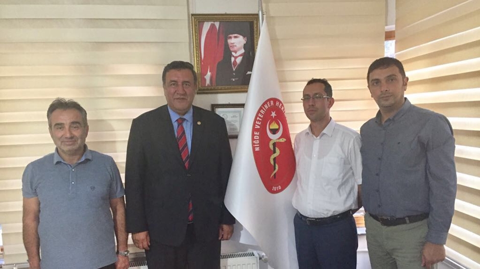 Klinik açma yetkisi ellerinden alınan veterinerlerin hakları iade edilmeli