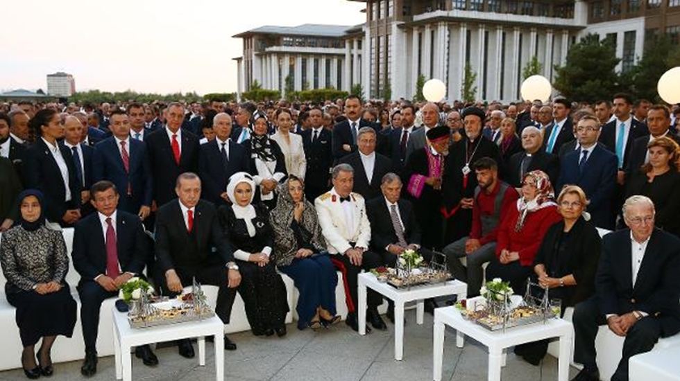 ‘Saray’daki resepsiyonda alkollü içki hizmeti de vardı’