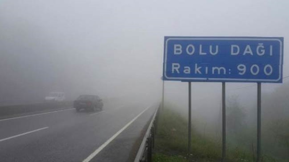 Bolu Dağı’nda yoğun sis nedeniyle ulaşımda aksamalar yaşanıyor