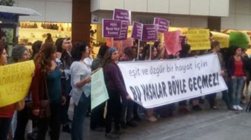 İzmir’de kadınlardan ‘Müftü nikahı’ protestosu