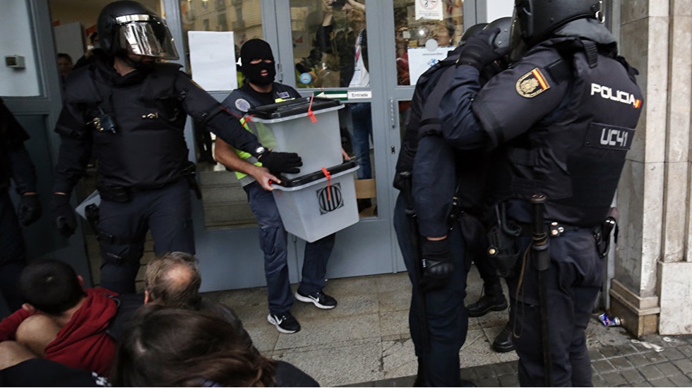 İspanya İçişleri: Referandum sandıklarına el koymaya başladık