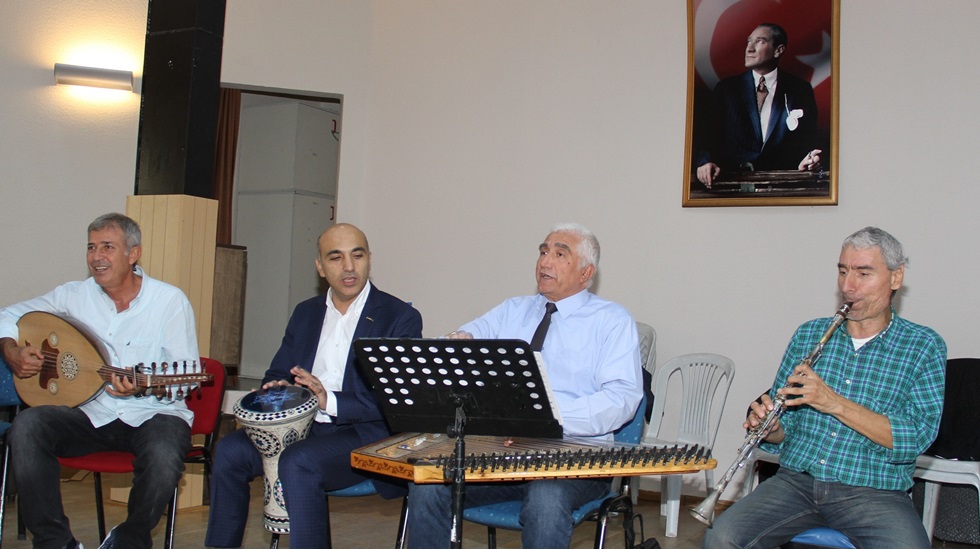 Başkan Kerimoğlu, Atatürk’ün sevdiği şarkıları söyledi