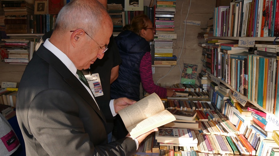 Kütüphanesi olmayan kafe’ye ruhsat yok!