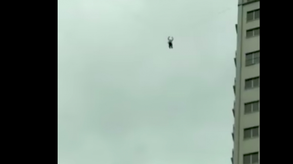 Otel parası ödememek için telefon tellerine tutunarak kaçmaya çalıştı