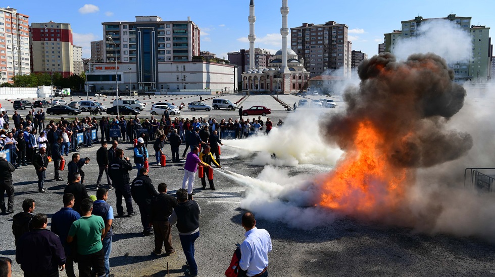 Apartman görevlileri yangın tatbikatında