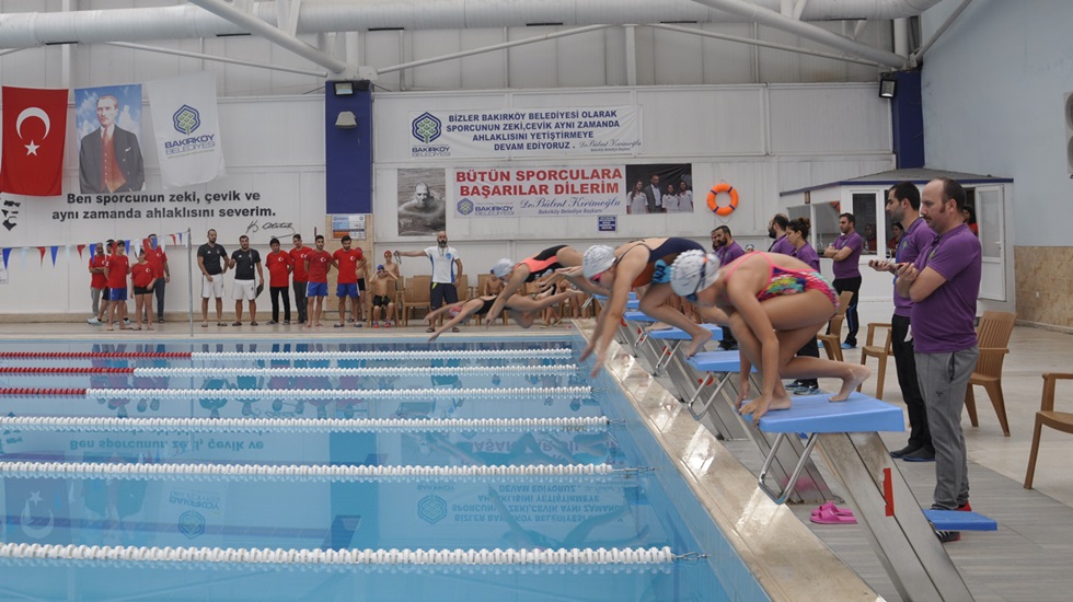 Bakırköy’de ‘Cumhuriyet Kupası’ yüzme yarışları yapıldı