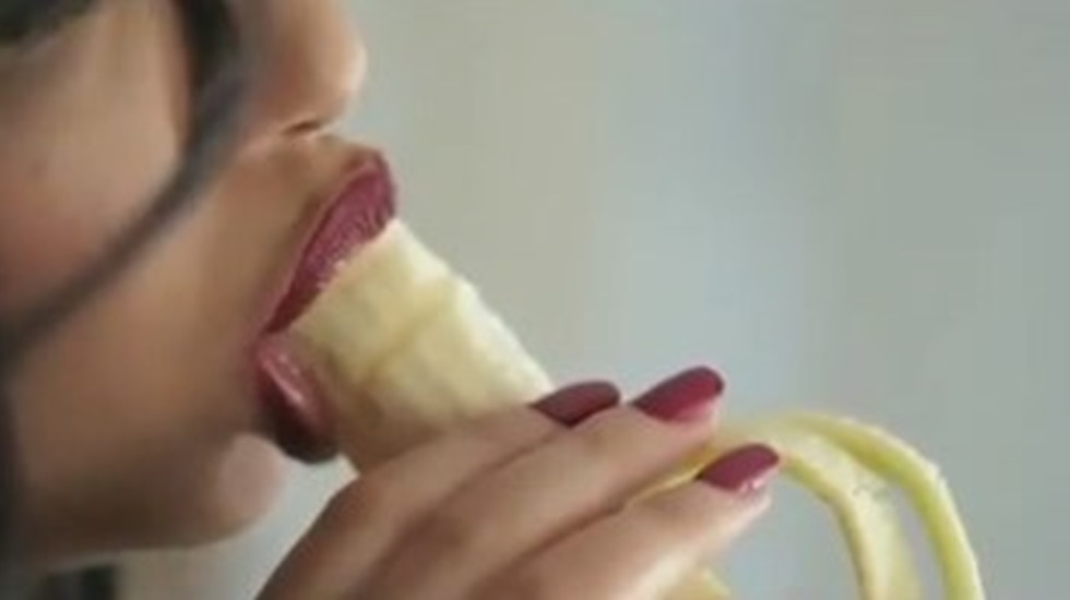 Seksi bir şekilde muz yediği gerekçesiyle tutuklandı