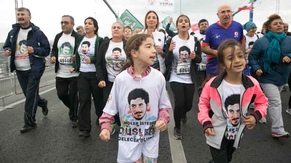 Ali İsmail Korkmaz tişörtü zorla çıkarıldı
