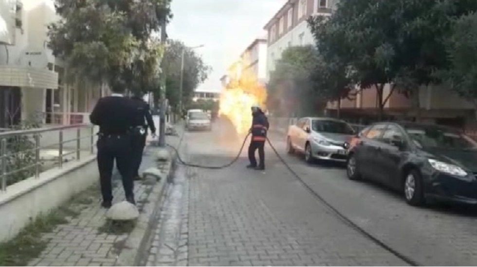 Avcılar’da doğalgaz borusu alev aldı