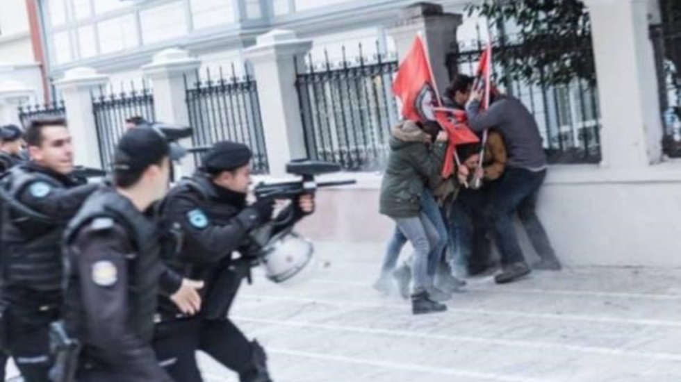 Ekim Devrimi yürüyüşüne polis’ten plastik mermili müdahale: 12 gözaltı