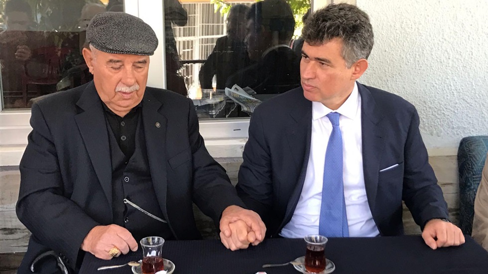 Feyzioğlu, Atatürk büstünü temizleyip çiçek bırakarak selam duran Mehmet amcayı buldu