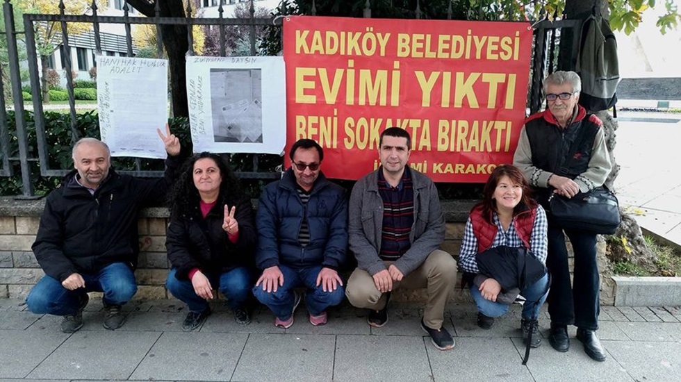 Belediye evini yıkınca, oda belediye önünde direnişe başladı