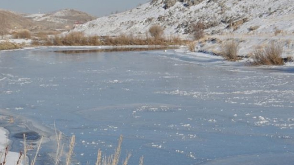 Kars Çayı aşırı soğuktan dondu