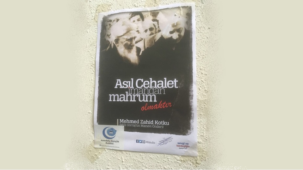Fidel’in afişini yasakla, tarikat şeyhininkini okul duvarına as!