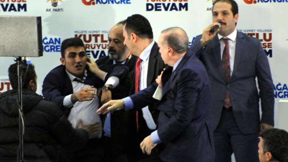 Erdoğan’ın ittiği gençten açıklama