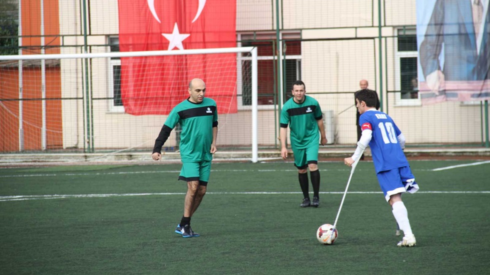 ‘Sesi Görenler’, ‘Tek Ayaklı Kramponlara’ karşı