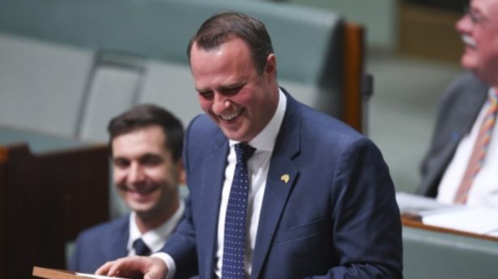 Eşcinsel milletvekili evlilik teklifini meclis kürsüsünden yaptı