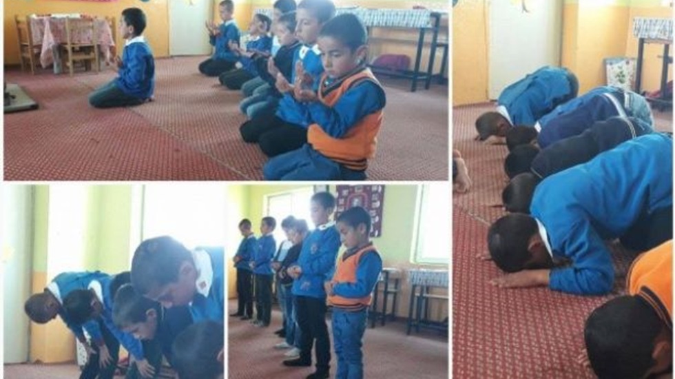 İlkokul öğrencilerine namaz dayatması!