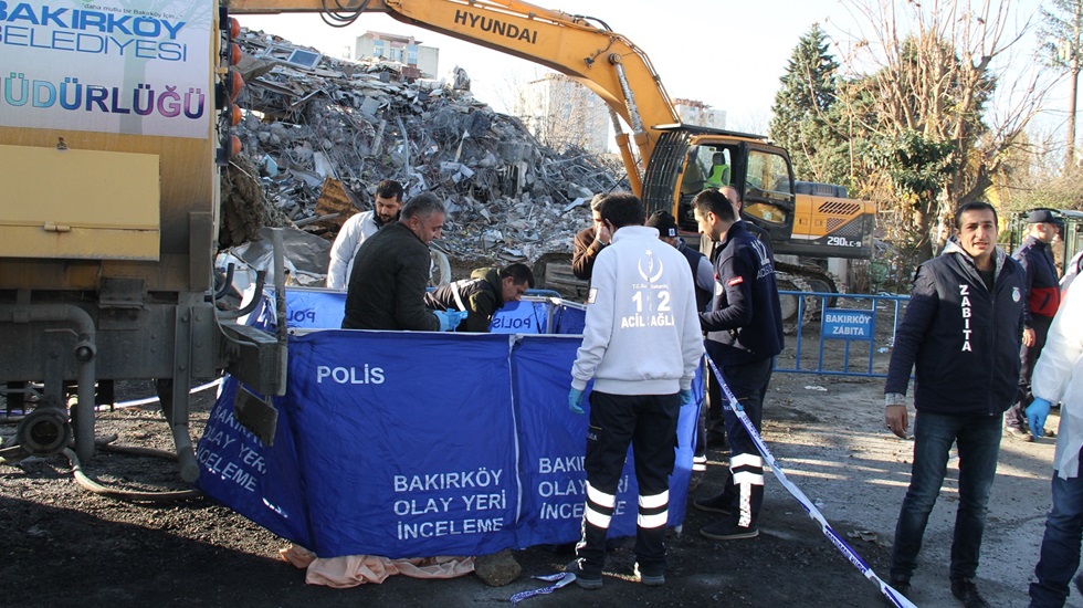 Yıkım esnasında üzerine demir düşen işçi hayatını kaybetti