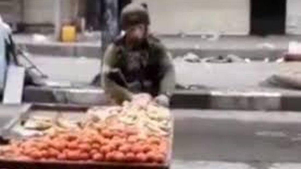 İsrailli komutan Filistinli seyyar satıcının meyvelerini çaldı