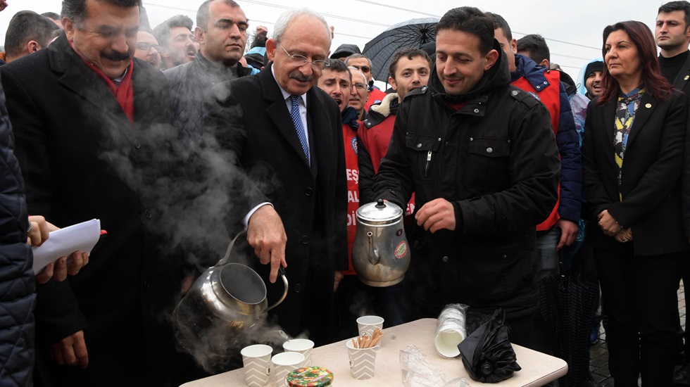 Kılıçdaroğlu direnen işçileri ziyaret sırasında işçilere çay ikram etti