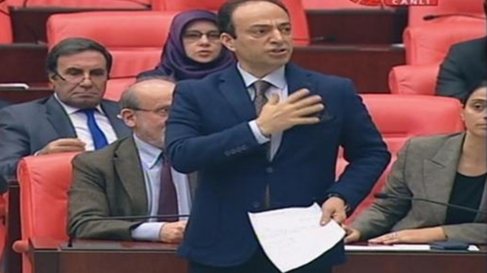 Meclis Başkanvekili, “Kürdistan neresi?” Osman Baydemir elini kalbine götürerek “Şurası”
