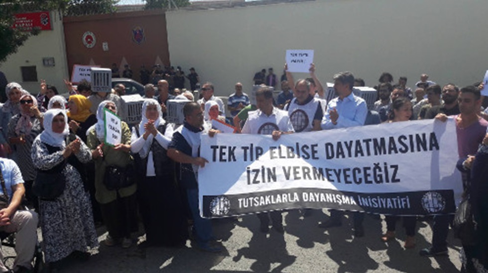 Tek tip kıyafet dayatması başladı: Reddedenlere mahkeme ve ziyaret yasağı