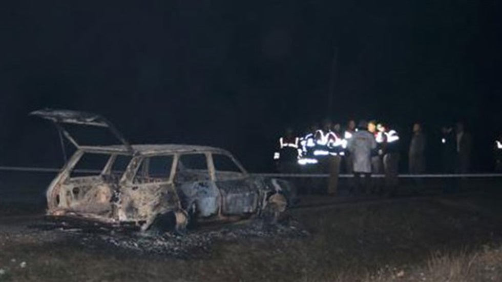 Yanmış otomobilde 2 ceset bulundu