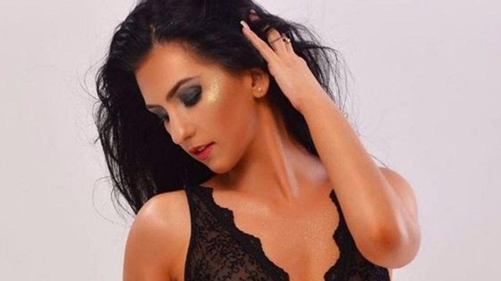 Romanyalı model, bekâretini 2.3 milyon euro’ya sattı