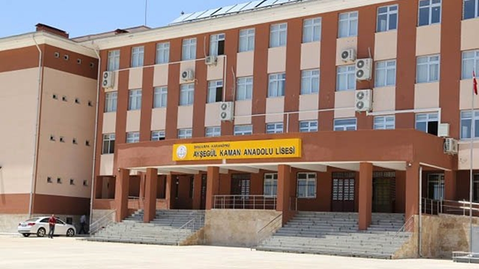 Kız ve erkek öğrencilerin yan yana oturması, televizyon izlemesi yasaklandı