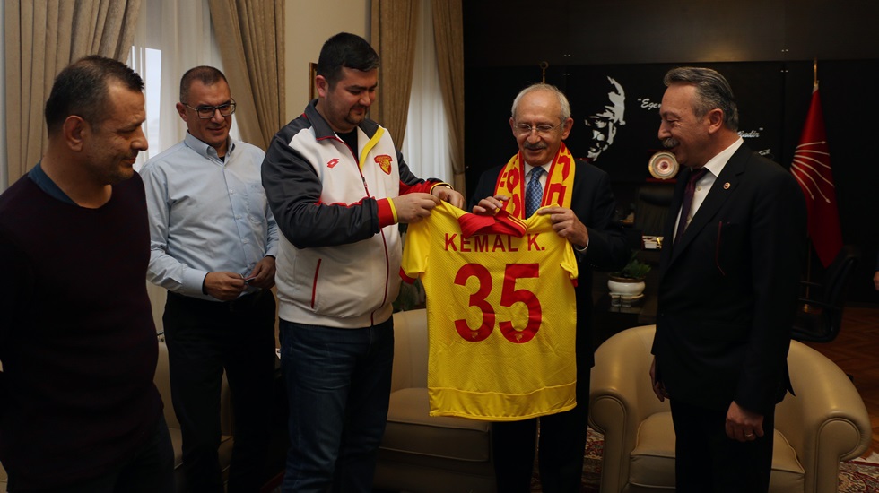 Göztepe ‘Taraftar Grubu’ Kılıçdaroğlu’na forma hediye etti