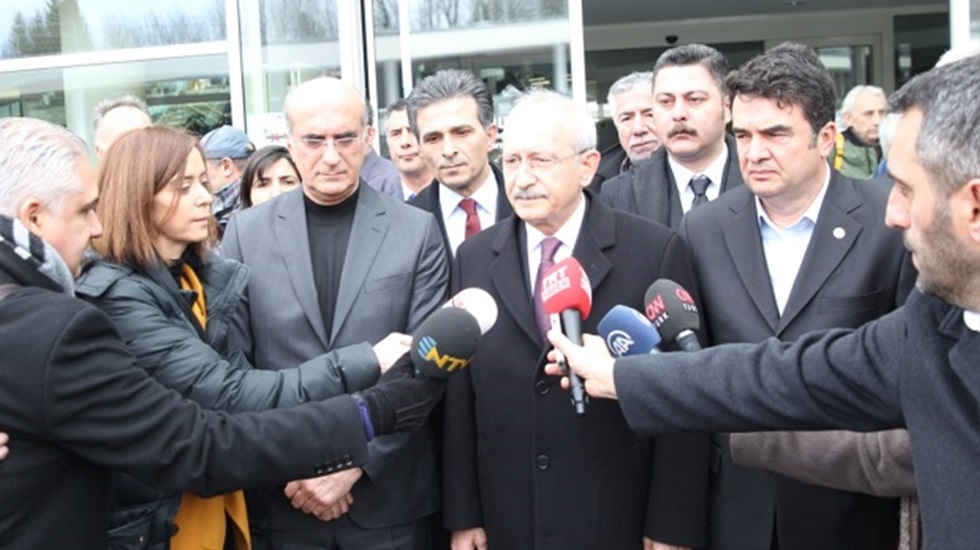 Kılıçdaroğlu, Eski Genel Başkan Baykal’ı hastanede ziyaret etti