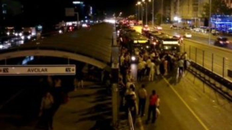 Metrobüs durağında halkın tepkisi: Yolcular yolu kapattı