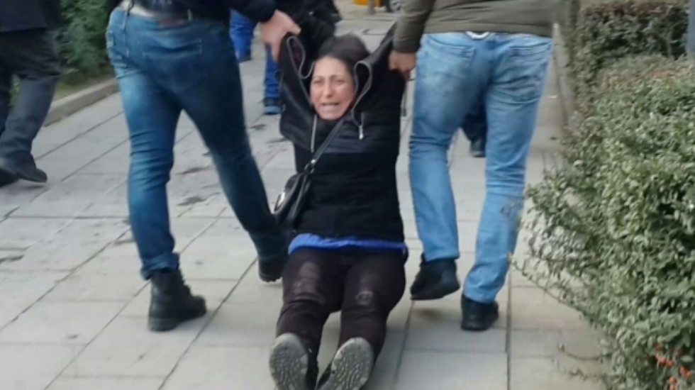 Semih Özakça’nın annesi, yerde sürüklenerek gözaltına alındı!
