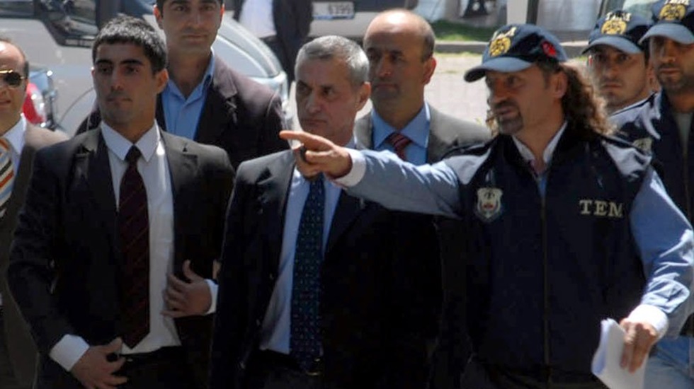 Her kumpasın altından çıkan polis tutuklandı!