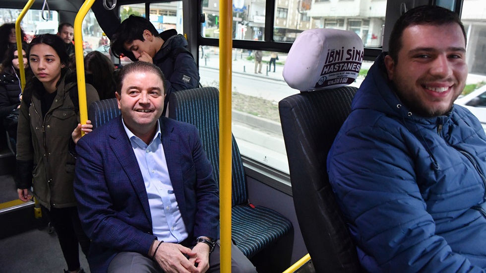 Şov değilse iyi haber: Minibüsle makama yolculuk
