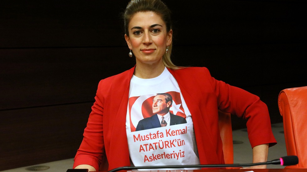 Didem Engin “Mustafa Kemal Atatürk’ün Askerleyiz” T-Shirt’üyle TBMM’de