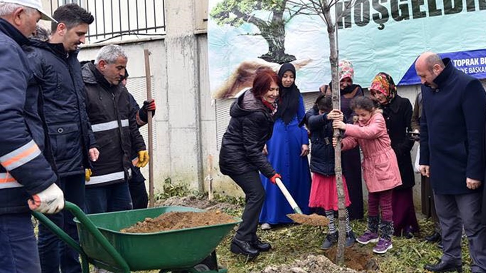 Başkan Toprak çocuklarla birlikte fidan dikti