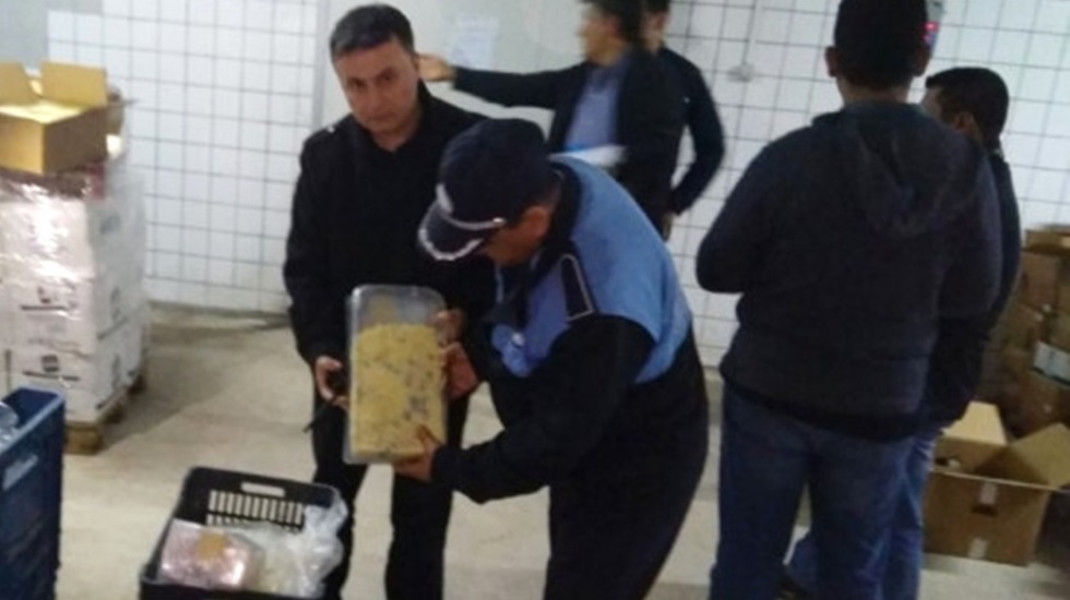 Dev süt ürünleri markası küflü kaşarları yeniden ambalajlayıp…