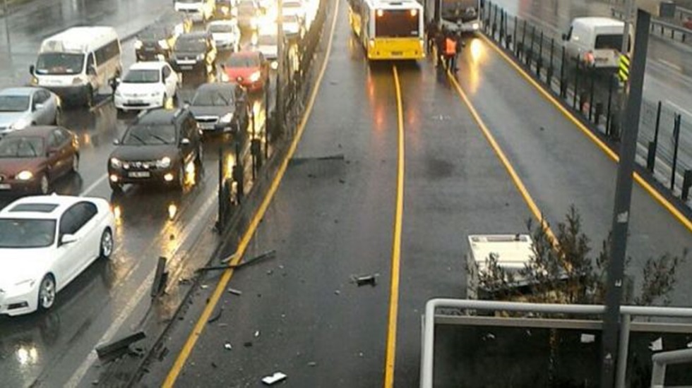 E-5’te kaza: Kamyondan trafo düştü, Metrobüs seferlerinde aksama