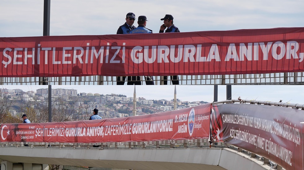 AKP’li Büyükşehir, CHP’li Büyükçekmece’nin Çanakkale Zaferi pankartlarını indirdi