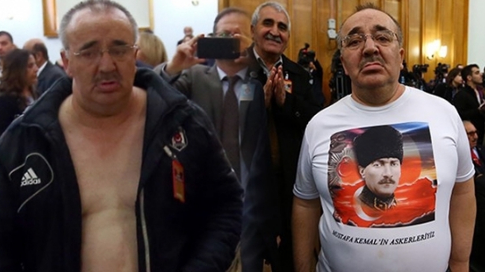 O vatandaşın “Mustafa Kemal” tişörtüyle Meclis’e sokulmamasına AKP de tepki gösterdi