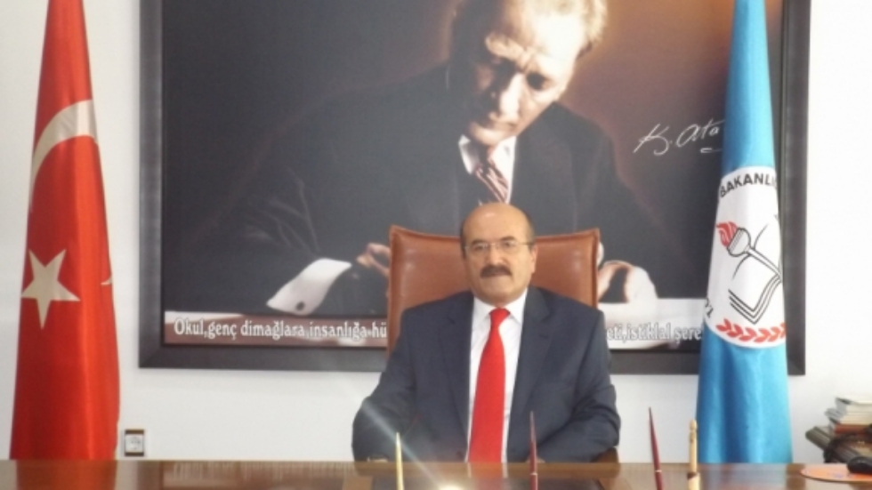 “Başı açık kız görünce sinirleniyorum” diyen o müdür Atatürk’ü de genelgeden sildi!