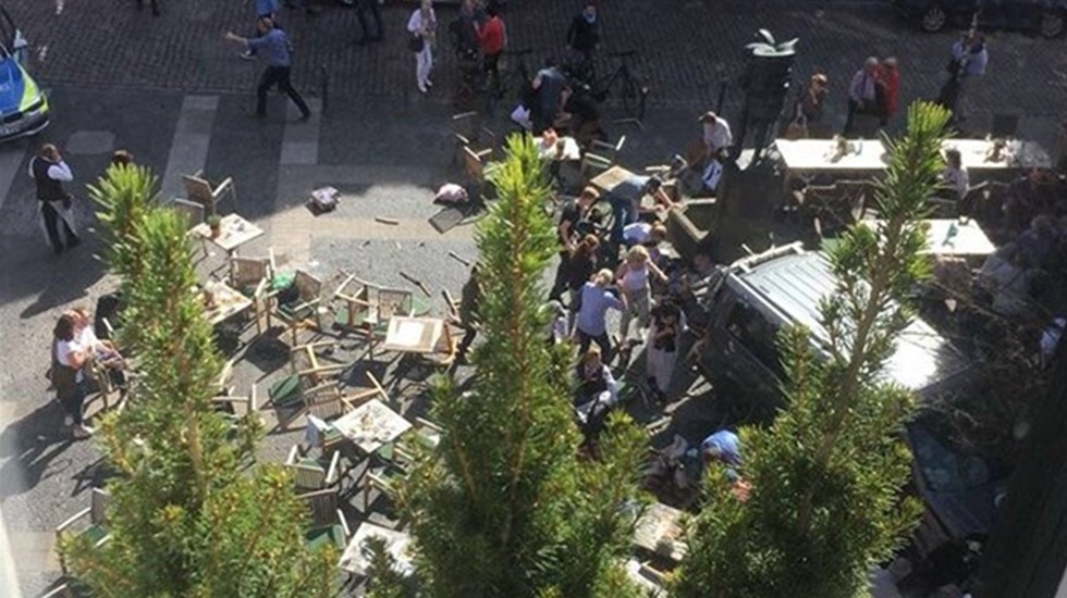 Almanya’da bir araç yayaların arasına daldı: ‘Ölü ve yaralılar var’