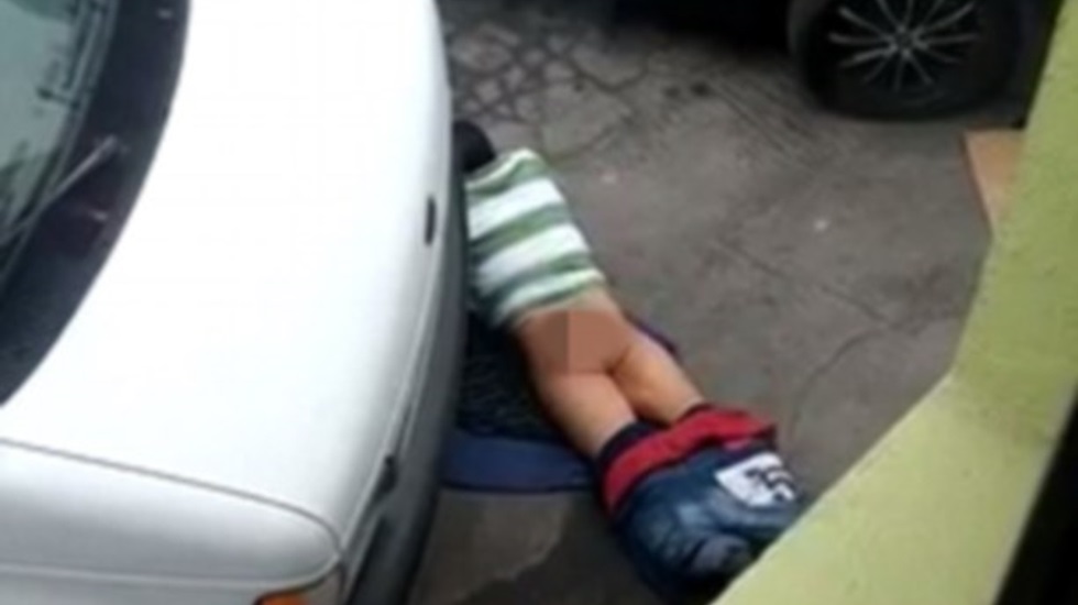 Sapıklığın böylesi: Asfalt yolla cinsel ilişkiye girmeye çalışırken görüntülendi