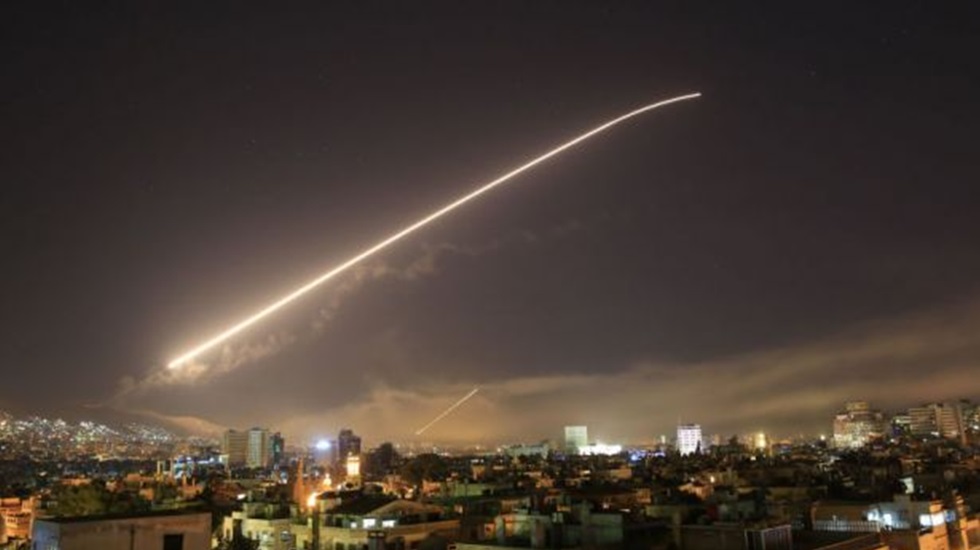 Suriye devlet televizyonu: Şam hava sahasına giren f&uuml;zeler vuruldu